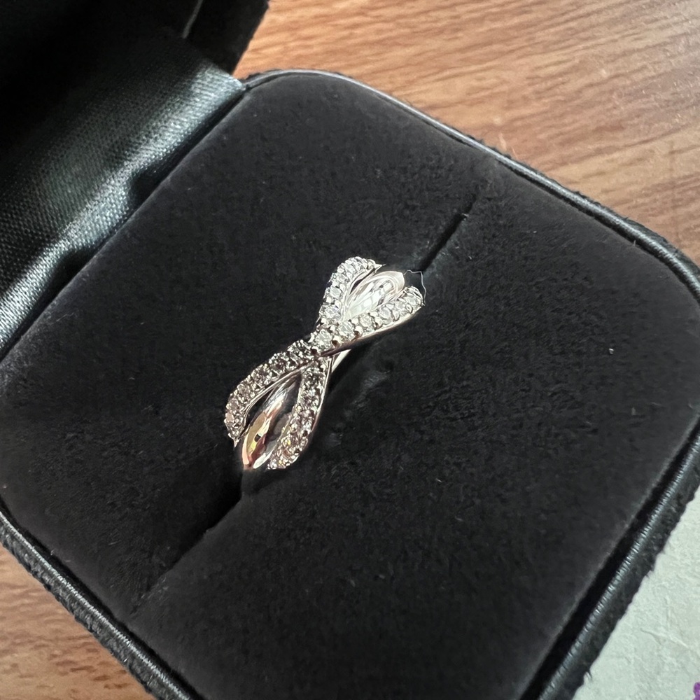Beautiful white gold and diamond ring. Tiffany‎ and co